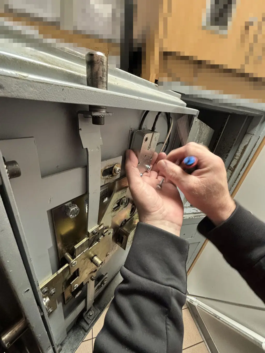 Remplacement d&#39;une serrure électronique sur un coffre-fort par les équipes d&#39;est coffre a Thionville